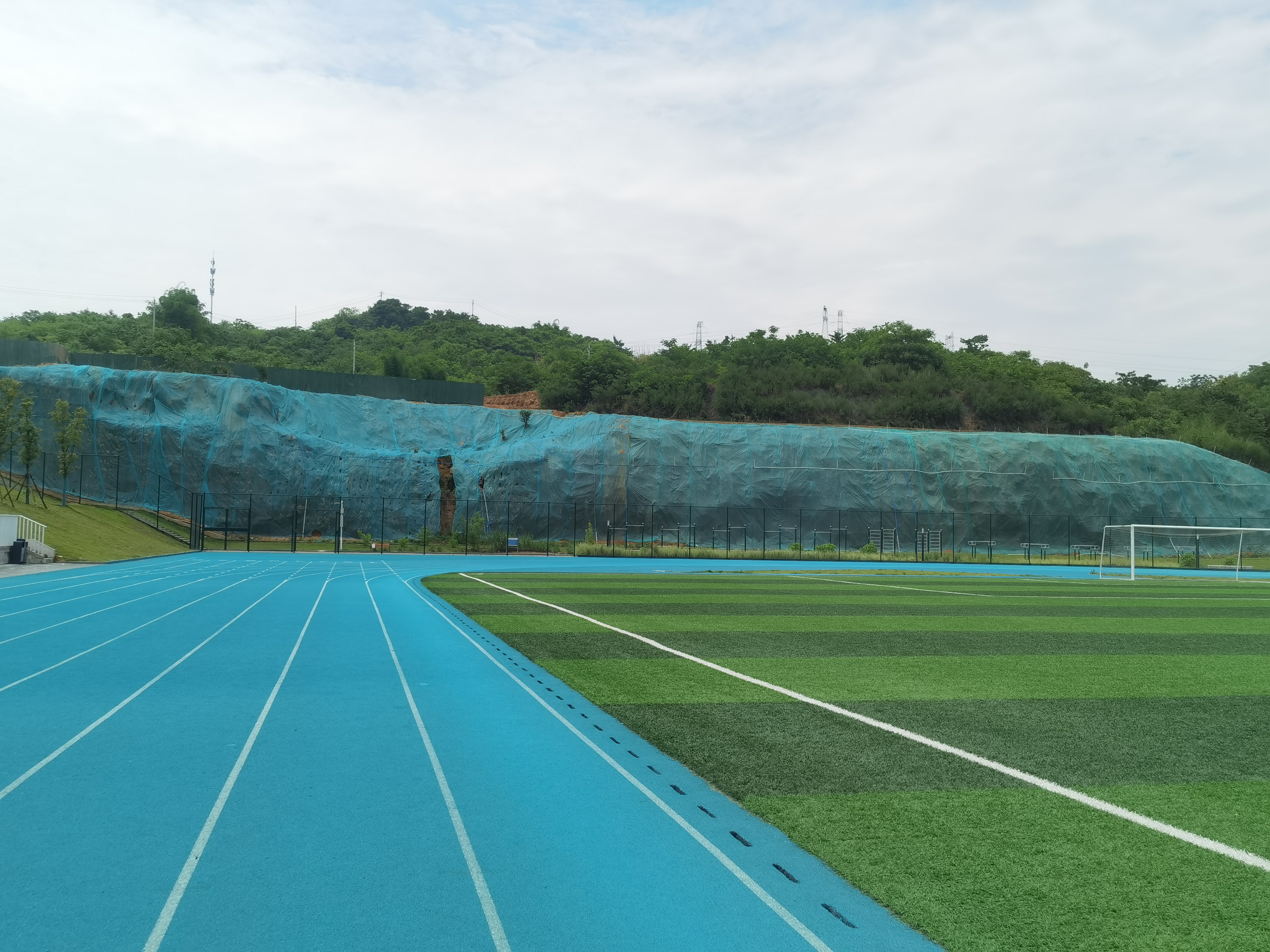 湖北航空學院運動場北面邊坡植被混凝土噴播綠化工程 順利完工！